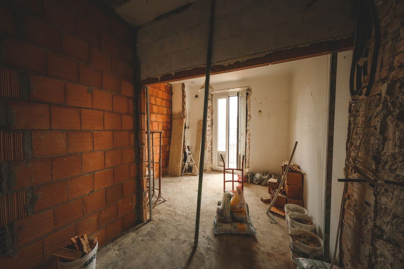 Ouvrier examinant un mur avant des travaux de démolition intérieure