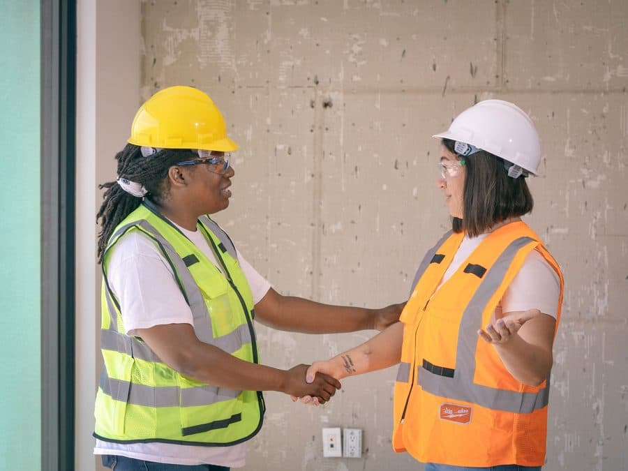Poignée de main entre professionnels sur un chantier
