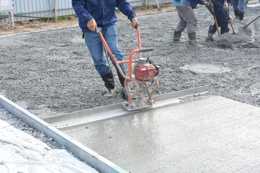 Coulage et lissage d'une dalle en béton