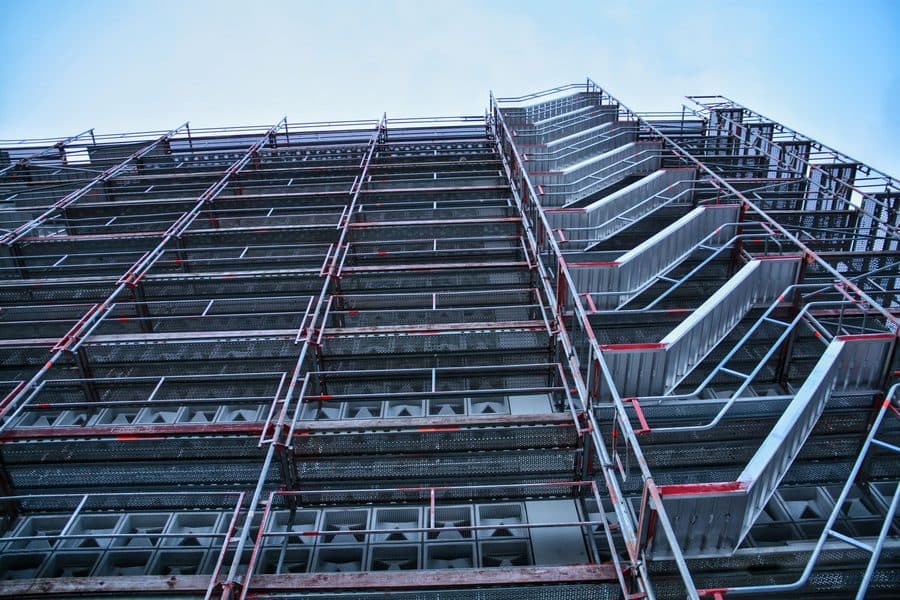Échafaudage métallique sur un chantier de gros œuvre