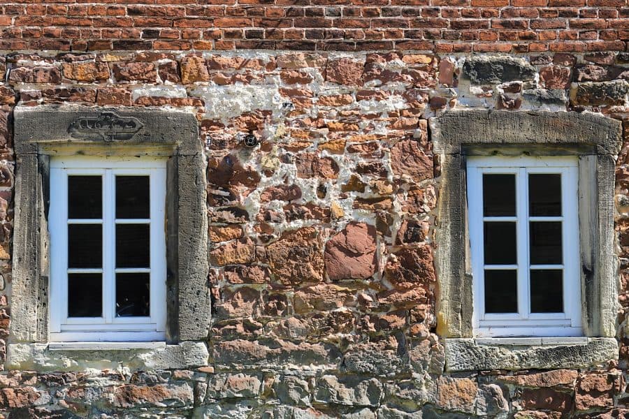 Mur en pierre et brique extérieur d'une maison ancienne