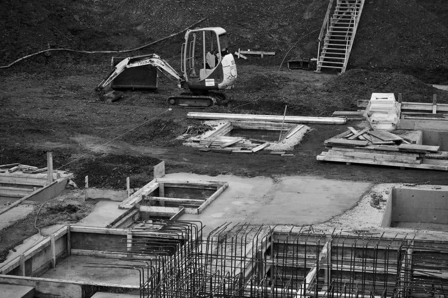 Excavation pour fondations avant construction