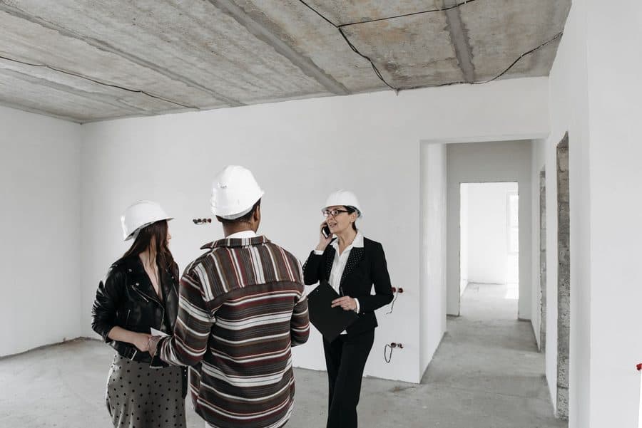 Échange entre une professionnelle et des clients sur un chantier