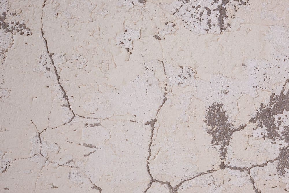Réparation d'une fissure sur un mur